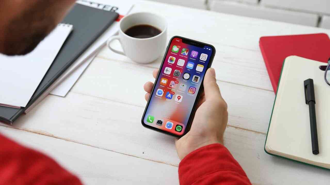 Las aplicaciones multiplataforma se crean utilizando frameworks y tecnologías que permiten escribir código una vez y ejecutarlo en varias plataformas.